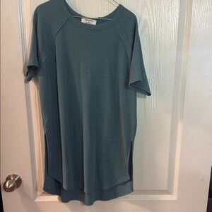 Zenana Outfitters Blue Relaxed Asymmetrical Short Sleeve Tee
